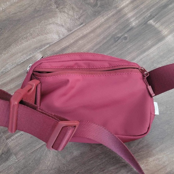 Lululemon Everywhere Belt Bag - Picture 2 of 4